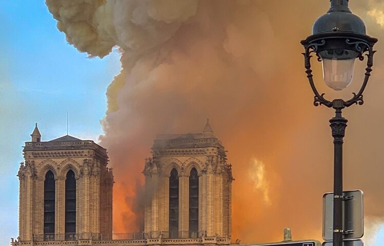 Incendiul de la Catedrala Notre Dame a fost stins