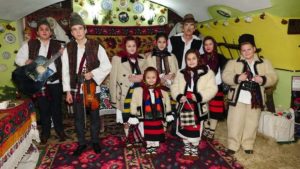 Colinde pentru fete, gospodari şi păcurari: rânduiala colindatului în satul transilvănean