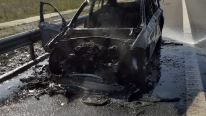 O mașină a ars în totalitate pe autostradă