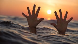 Bărbat de 40 de ani, resuscitat cu succes după ce a fost scos din apă de pompieri