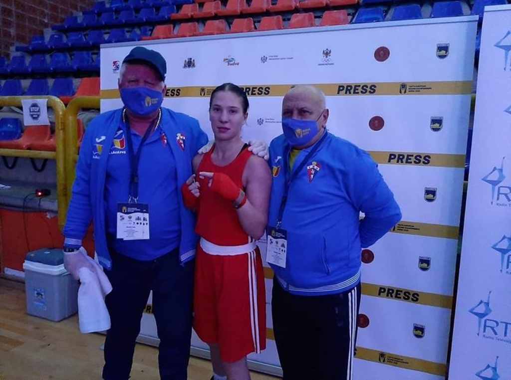 O singură româncă rămasă în cursă la Mondialele de box