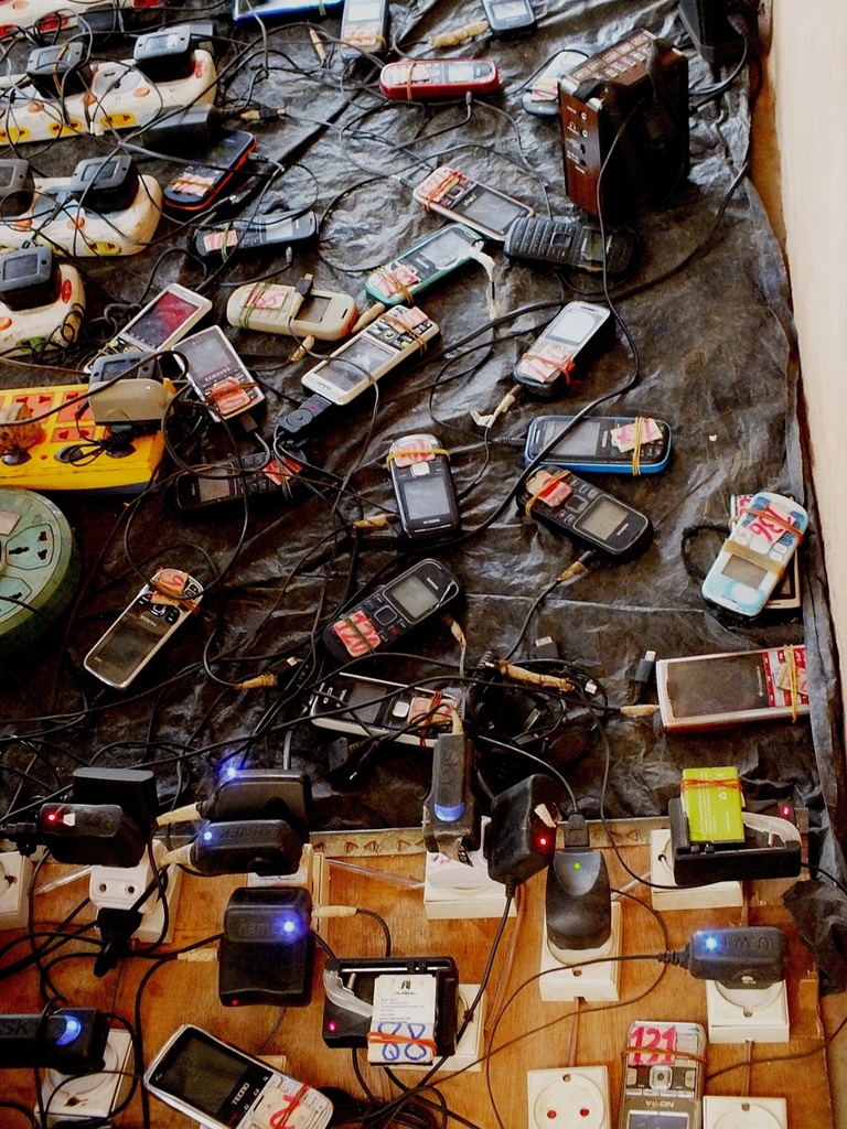 Numărul telefoanelor mobile aruncate, în loc de a fi reciclate, ajunge la peste cinci miliarde