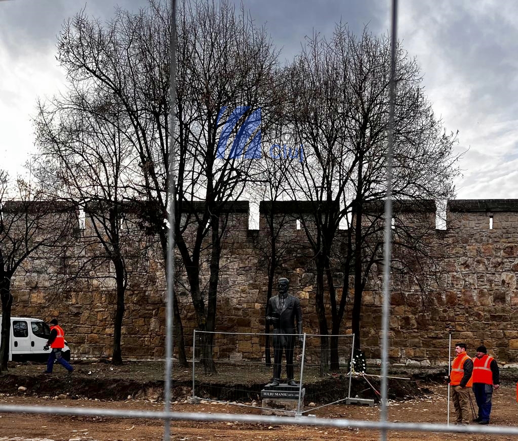 Statuia lui Iuliu Maniu din Cluj-Napoca a fost repusă pe soclu