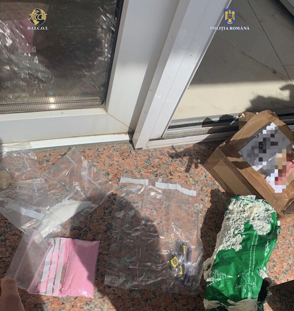 Prinși în flagrant delict în momentul în care primeau un colet cu droguri