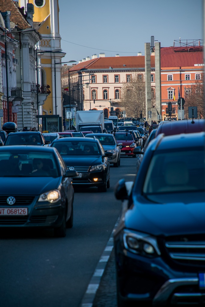 Românii cumpără mai puține autoturisme noi