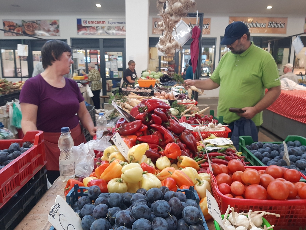 Românii cheltuie aproape jumătate din venituri pe alimente și utilități