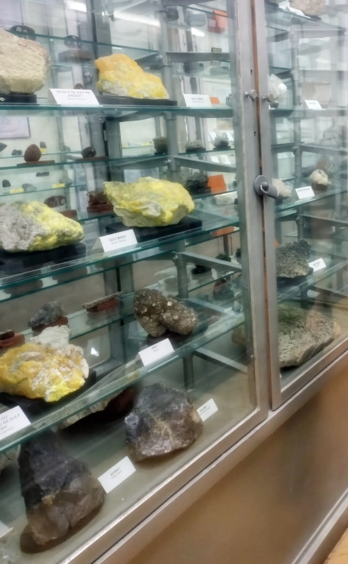 Minerale uimitoare descoperite în România, expuse la UBB
