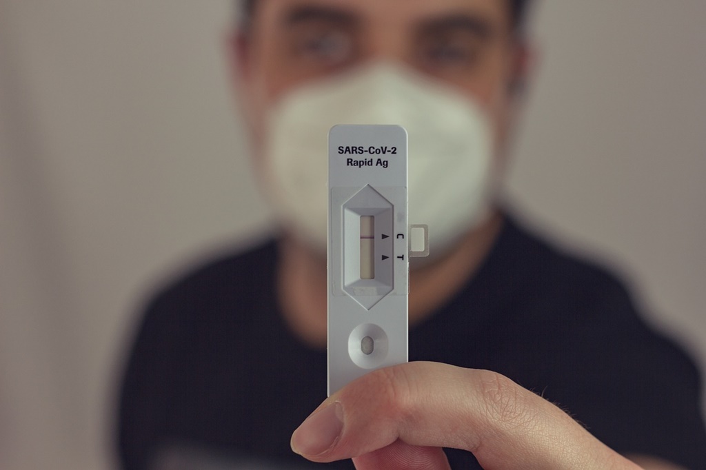 Apariția testelor COVID pe piață îi face pe români să nu mai meargă la medic