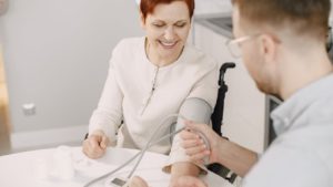 Ce valoare a tensiunii arteriale contează mai mult? Răspunsul poate depinde de vârstă