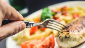 Nutriționist: O masă pe zi este suficientă la vârsta de 50 de ani