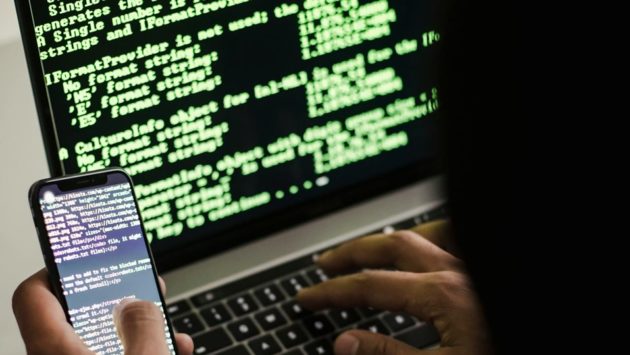 Data nașterii pe Facebook și Wi-Fi-ul din hotel: detalii aparent banale care pot crea probleme de securitate