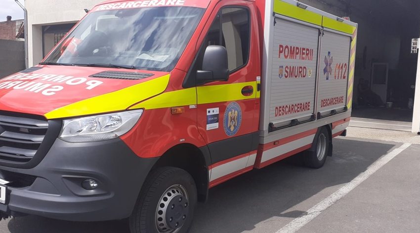 Copil mic, blocat în mașină în parcarea unui supermarket Copil mic, blocat în mașină în parcarea unui supermarket