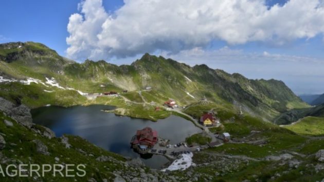 Turist surprins în timp ce desena pe o stâncă