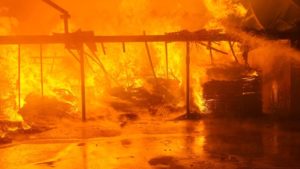 Incendiu violent la o fabrică de mobilă
