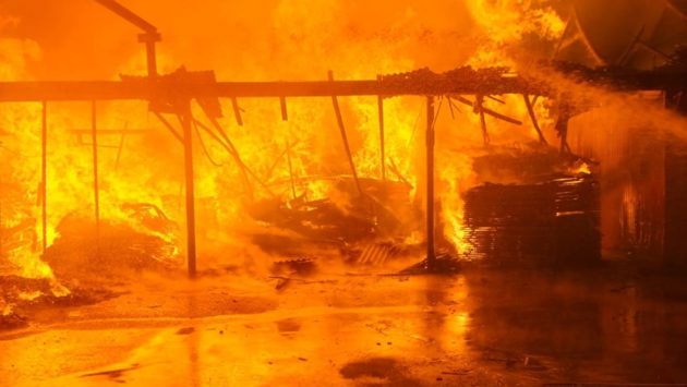 Incendiu violent la o fabrică de mobilă