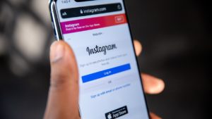 Instagram va trimite alerte părinților