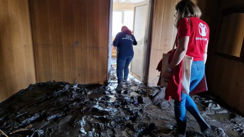 ”Salvați Copiii” alături de oamenii afectați de inundații ”Salvați Copiii” alături de oamenii afectați de inundații