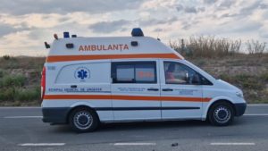 Fetiță internată după ce a fost spălată pe cap cu o substanţă chimică