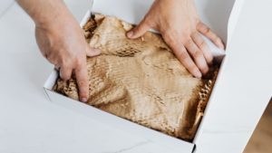 Surpriză într-un colet!