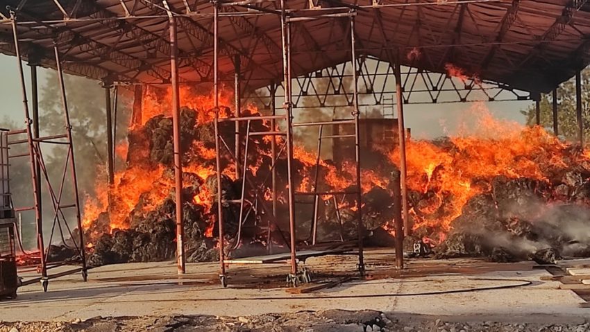Incendiu violent la un depozit de furaje | FOTO Incendiu violent la un depozit de furaje | FOTO