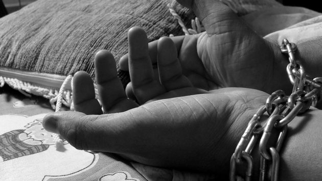 Cum pot semnala cazurile de trafic de persoane?