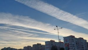 O conspiraţie ce refuză să dispară: de ce rămân dârele avioanelor pe cer chiar şi câteva ore?