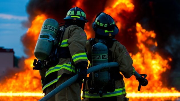 Mai multe tractoare şi alte utilaje au ars într-un incendiu provocat de un scurtcircuit