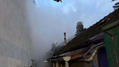 O femeie a fost găsită carbonizată în incendiul izbucnit în această dimineață