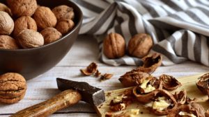 O mână de nuci pe zi poate reduce riscul de hipertensiune