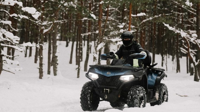 Înzăpeziți la munte cu mașina sau ATV-ul Înzăpeziți la munte cu mașina sau ATV-ul