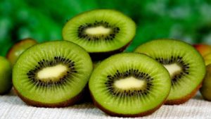 Două kiwi pe zi, secretul unei digestii sănătoase