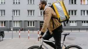Românii preferă delivery-ul în locul restaurantelor