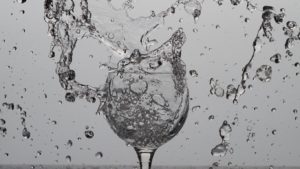 De ce să bei apă caldă pe stomacul gol?