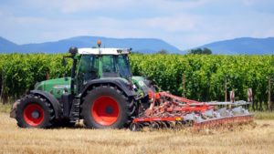 Agricultorii pot aplica online pentru finanțare de tractoare și accesorii
