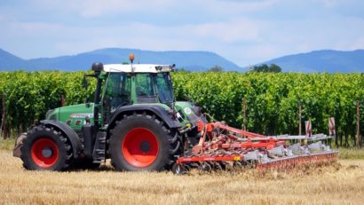 Agricultorii pot aplica online pentru finanțare de tractoare și accesorii