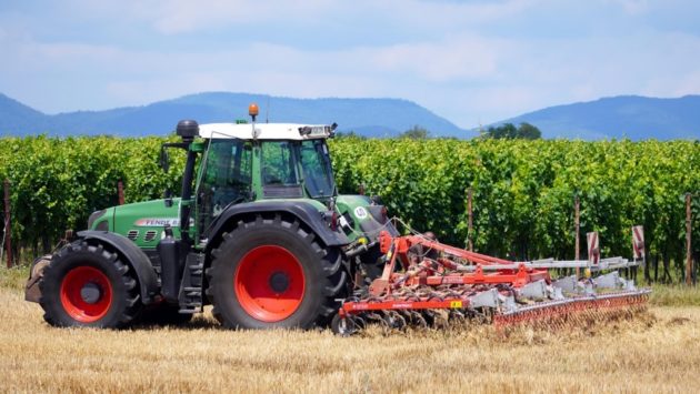 Agricultorii pot aplica online pentru finanțare de tractoare și accesorii