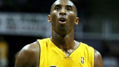 O sumă impresionantă pentru un tricou purtat de Kobe Bryant