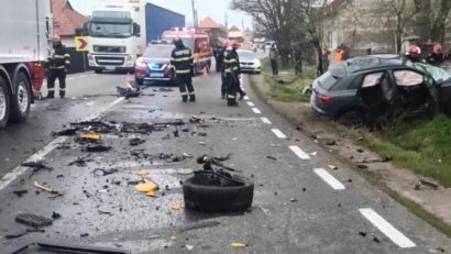 Accident grav: un bărbat a fost salvat de pompieri după ce a rămas încarcerat în autoturism!