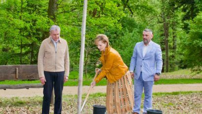 Un copac în amintirea Papei Francisc va crește pe Domeniul Regal Săvârșin
