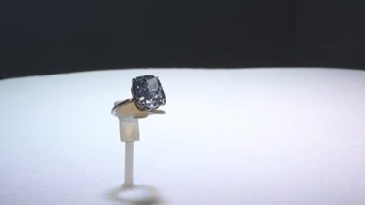 Un diamanat albastru foarte rar, expus la Abu Dhabi înainte să fie scos la licitaţie