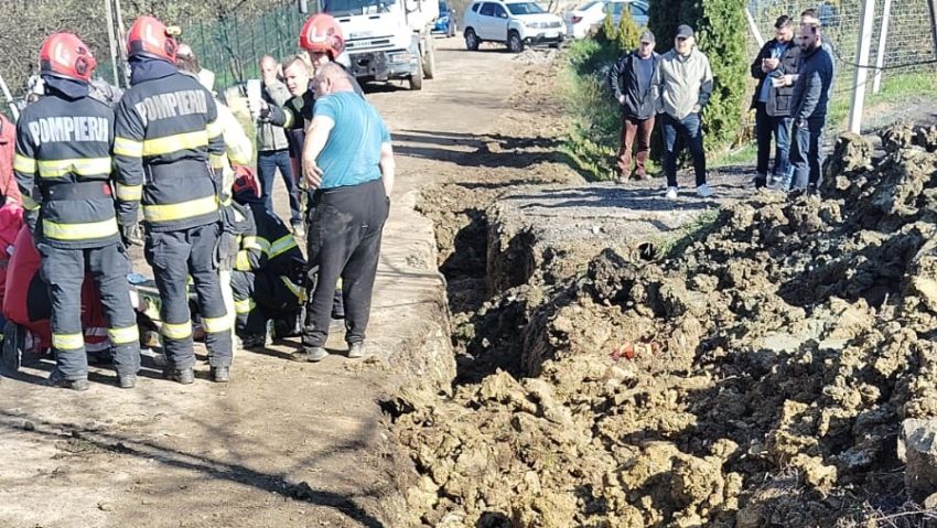 Un bărbat se află în stare critică, după ce a fost prins sub un mal de pământ Un bărbat se află în stare critică, după ce a fost prins sub un mal de pământ