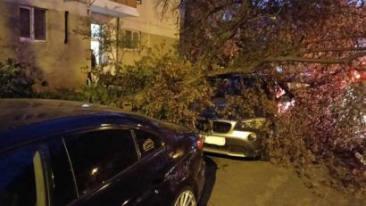 Atenție la locul în care vă parcați autoturismele! Cod galben de vânt puternic și multe mașini avariate!