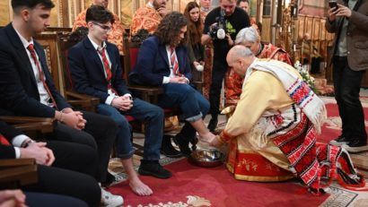 Episcopul Virgil Bercea a spălat picioarele a 12 tineri în Joia Mare