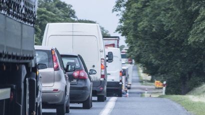 Depăşirea pe linia continuă, simplă sau dublă, ar putea fi permisă în anumite condiţii