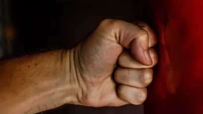 Caz șocant: copil lovit cu bestialitate de un adolescent, pus acum în arest la domiciliu!