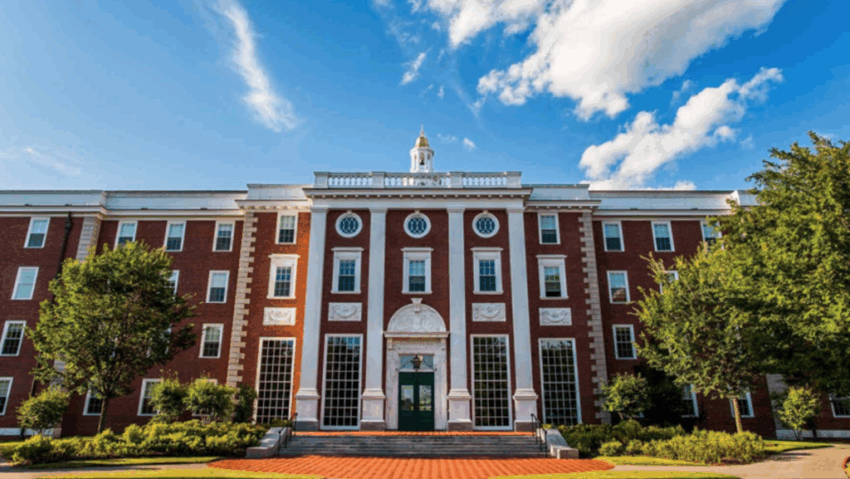 Trump blochează admiterea studenților străini la Universitatea Harvard Trump blochează admiterea studenților străini la Universitatea Harvard