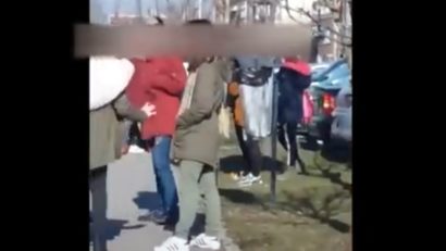 Bătaie între două minore, filmată și postată pe rețelele de socializare!