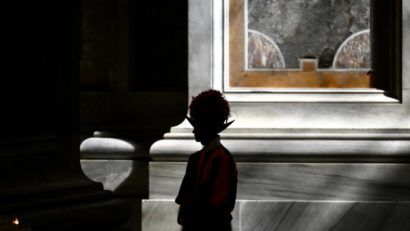Tradiţii, izolare digitală şi aşteptări: Conclavul cardinalilor începe la Vatican