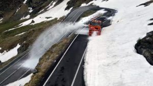 Deszăpezirea Transfăgărăşanului a fost oprită din cauza ninsorilor
