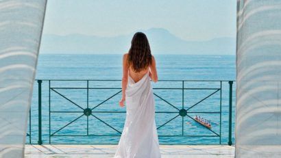 Filmul de weekend: Parthenope – când fiecare cadru e o declarație de dragoste